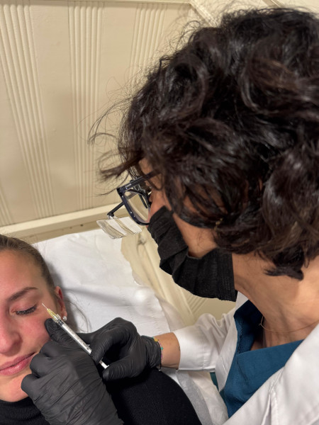 La Doctora Estela Castellanos tratando a una paciente