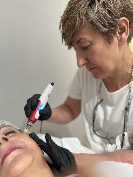 Mati tratando a una paciente en Clinica Me Bilbao