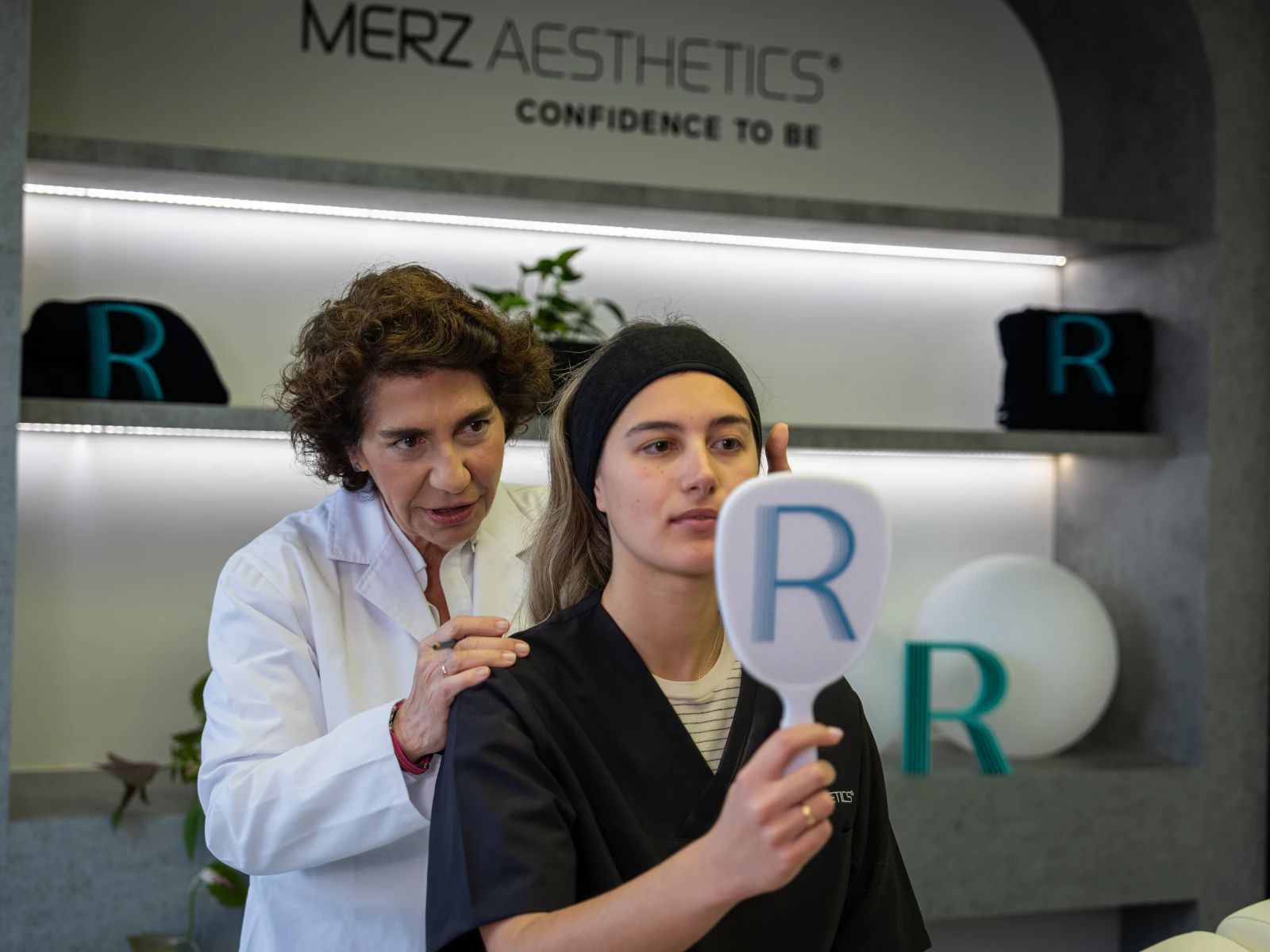 La Doctora MArgarita Esteban realizando un tratamiento con Hidroxiapatita calcica